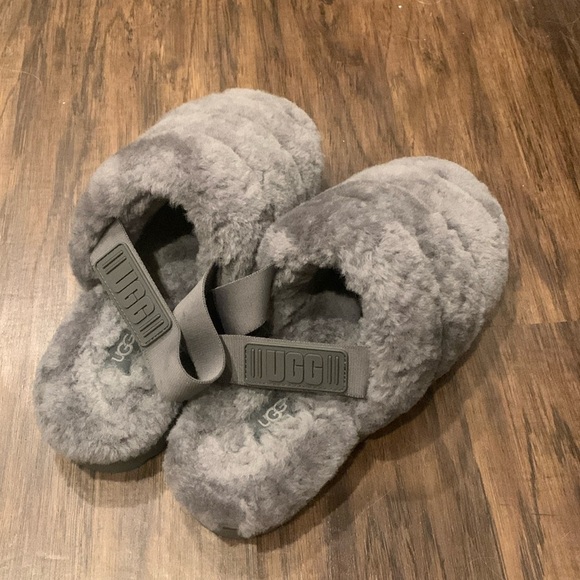 UGG women’s super fluff slippers - Picture 2 of 11
